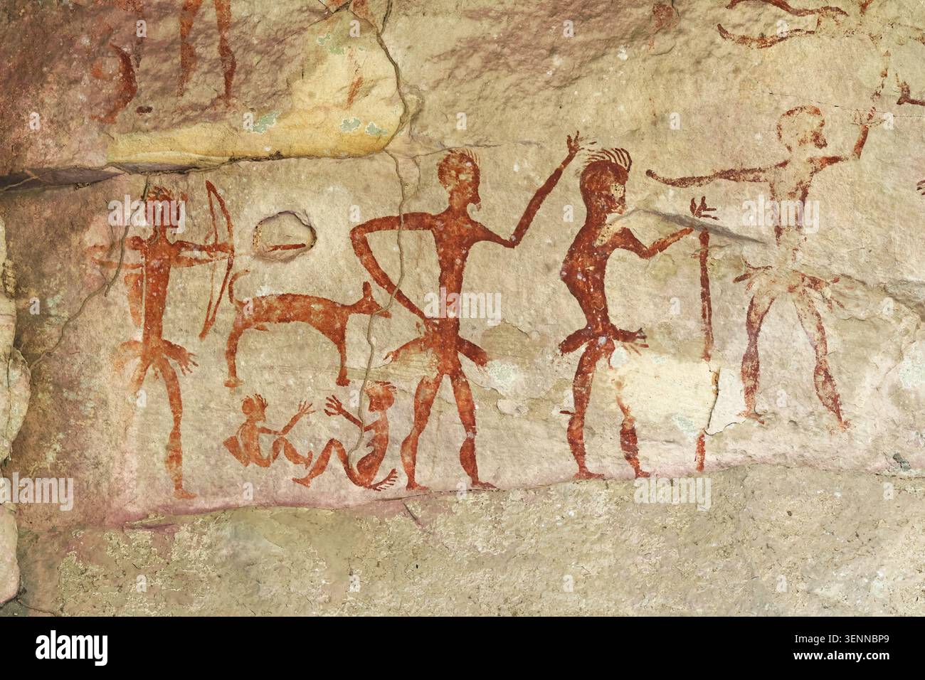 Foto ravvicinata di arte preistorica di roccia ocra rossa raffigurante figure di antiche tribù, Khao Chan Ngam, Nakhon Ratchasima, Thailandia Foto Stock
