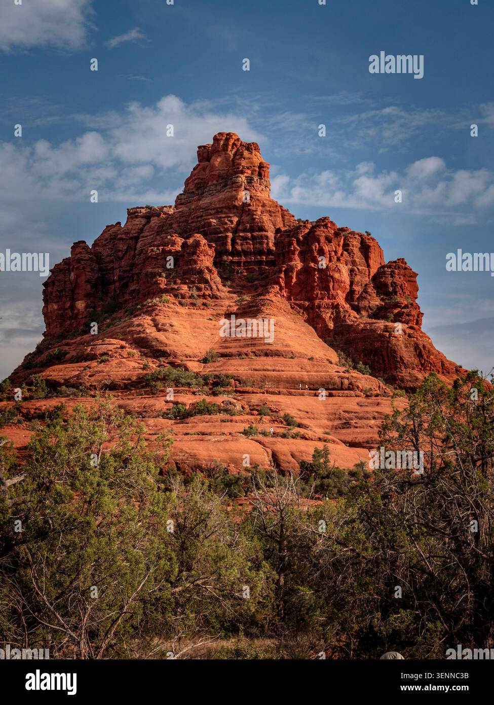 Bell Rock, una delle iconiche formazioni di roccia rossa di Sedona e un famoso sito di vortice energetico, Village of Oak Creek, Arizona, USA. Foto Stock
