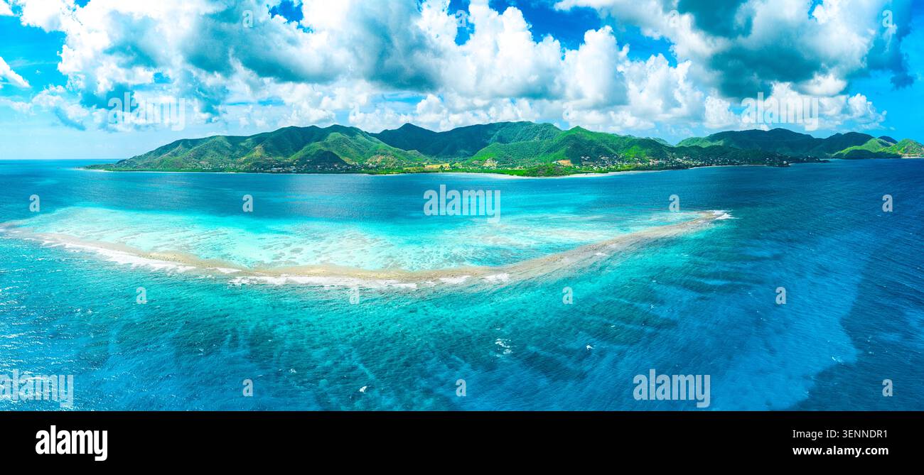 Barriera corallina e lussureggianti isole verdi nei Caraibi Foto Stock