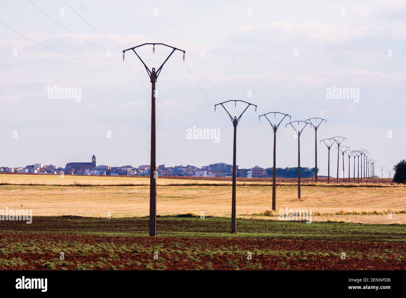 La moderna March Power Lines per il Villaggio Foto Stock