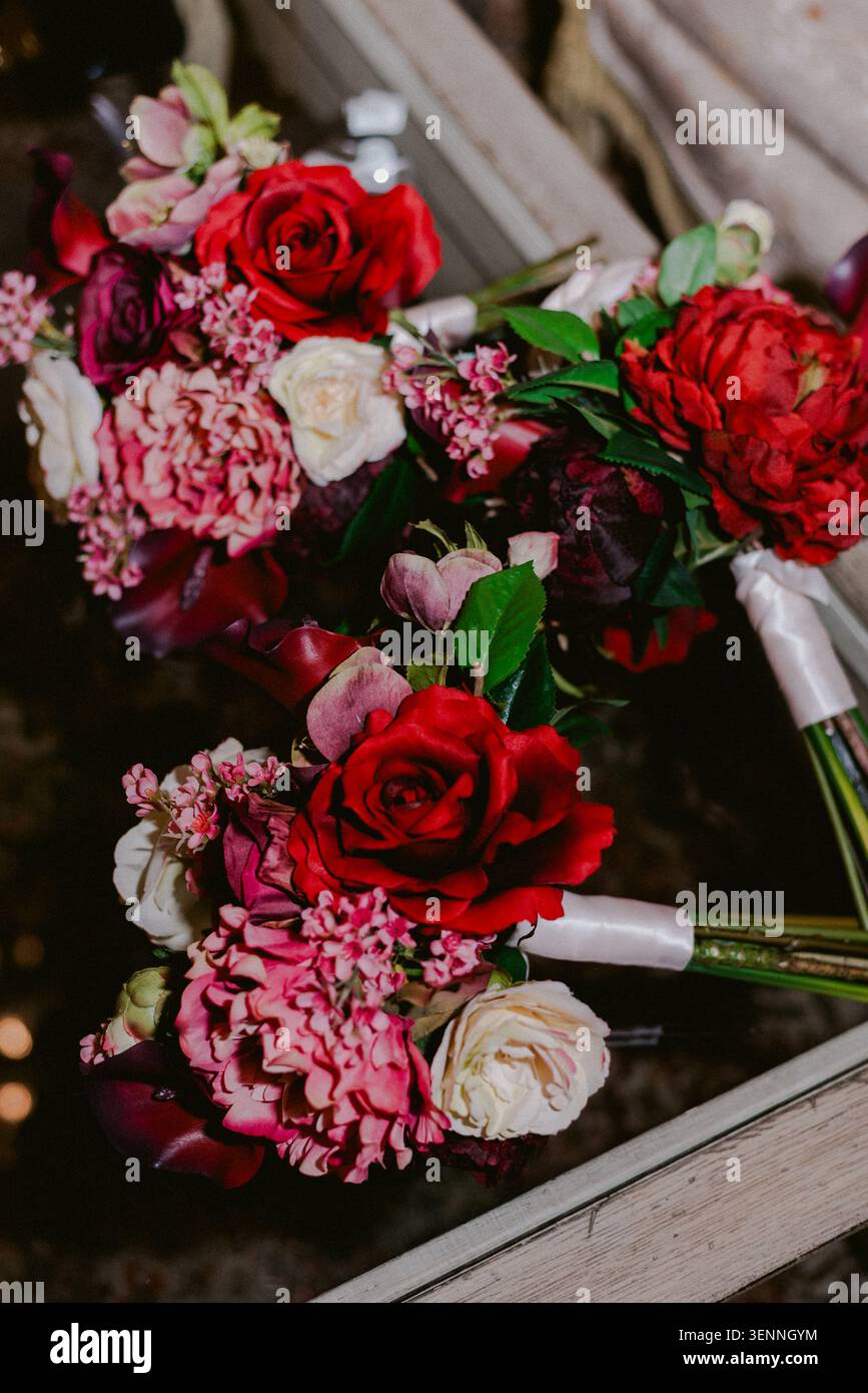 Eleganti mazzi di rose rosse e rosa per matrimoni Foto Stock