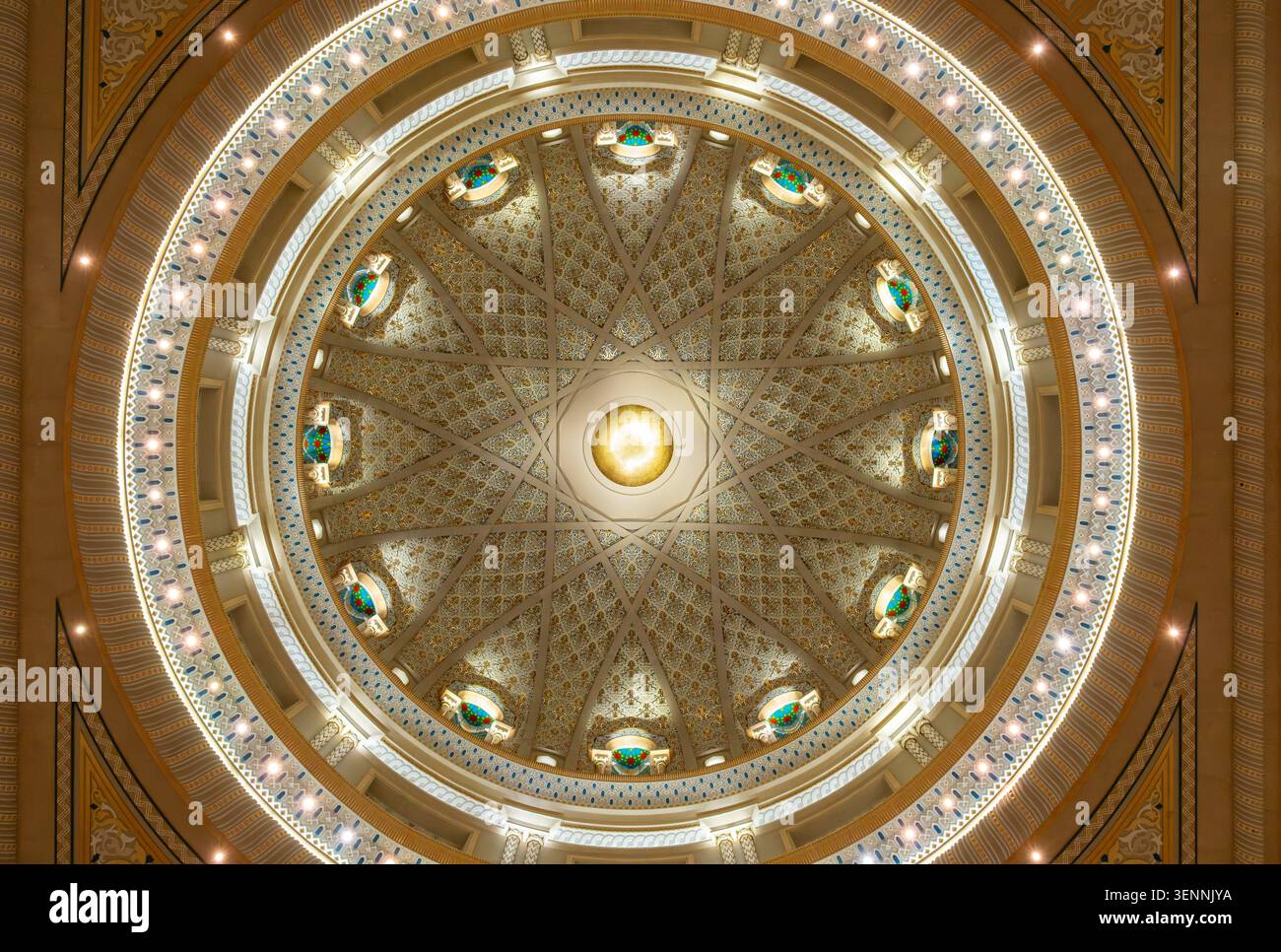 Una vista simmetrica verso l'alto della spettacolare cupola geometrica interna del Palazzo Presidenziale Qasr al Watan, Abu Dhabi, Emirati Arabi Uniti Foto Stock