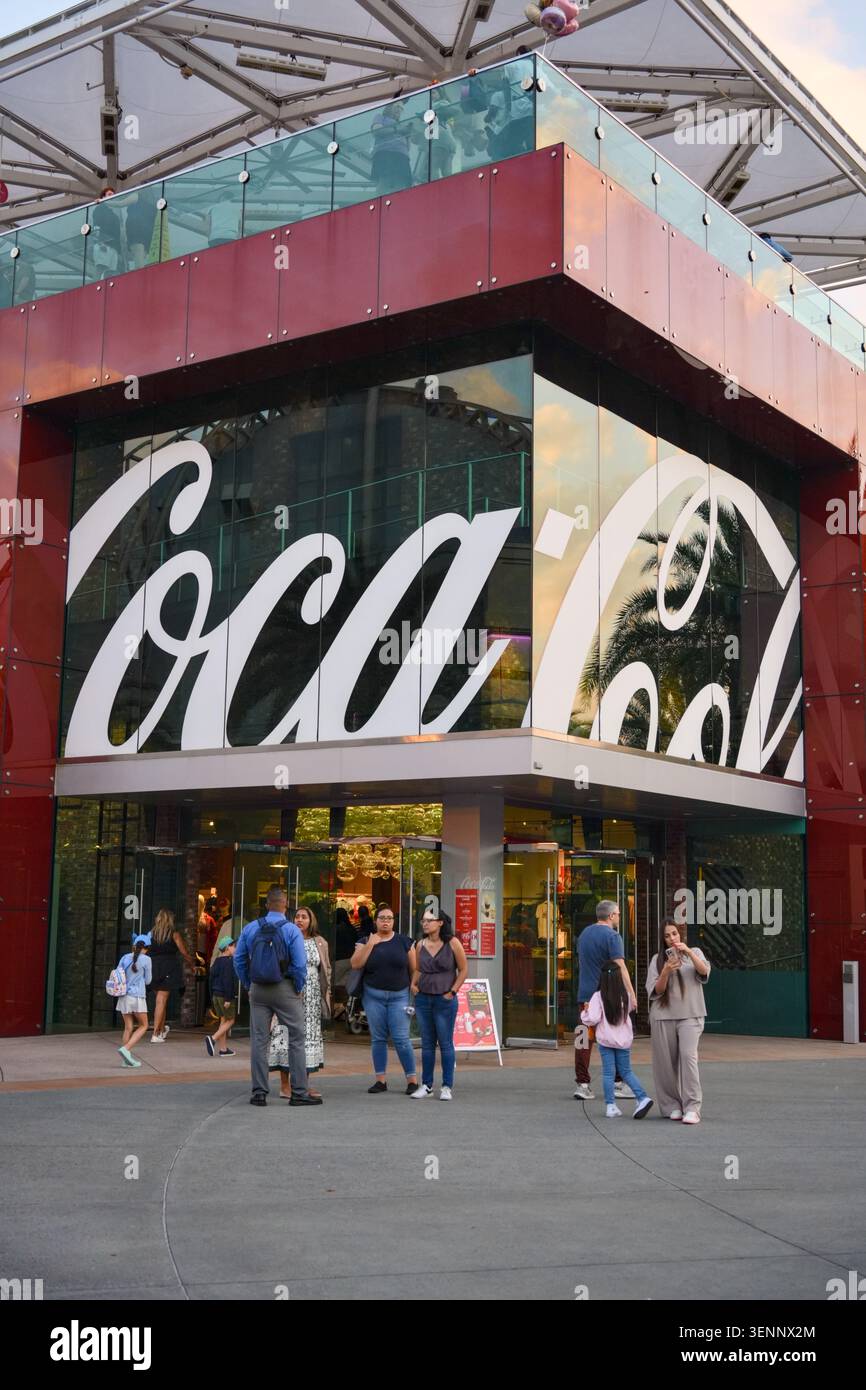 Orlando USA, febbraio 28 2026, all'esterno del negozio Coca Cola a Disney Springs Foto Stock