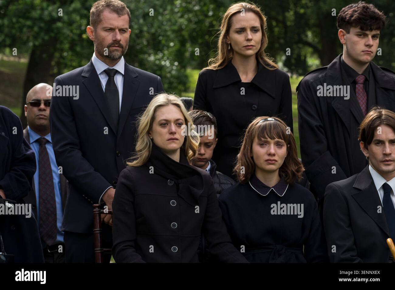 (In piedi L-R): James Badge Dale nel ruolo di James Lasombra, Tanya van Graan Allison Lasombra, (seduta l-r): Marin Ireland nel ruolo di Nora Quail e Sasha Frolova nel ruolo di Sasha Frolova Foto Stock