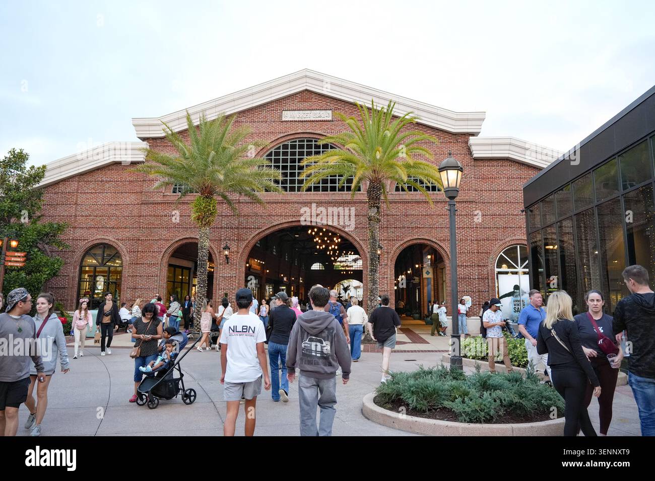 Orlando USA, febbraio 28 2026, ingresso al mercato dei mattoni con i visitatori Foto Stock