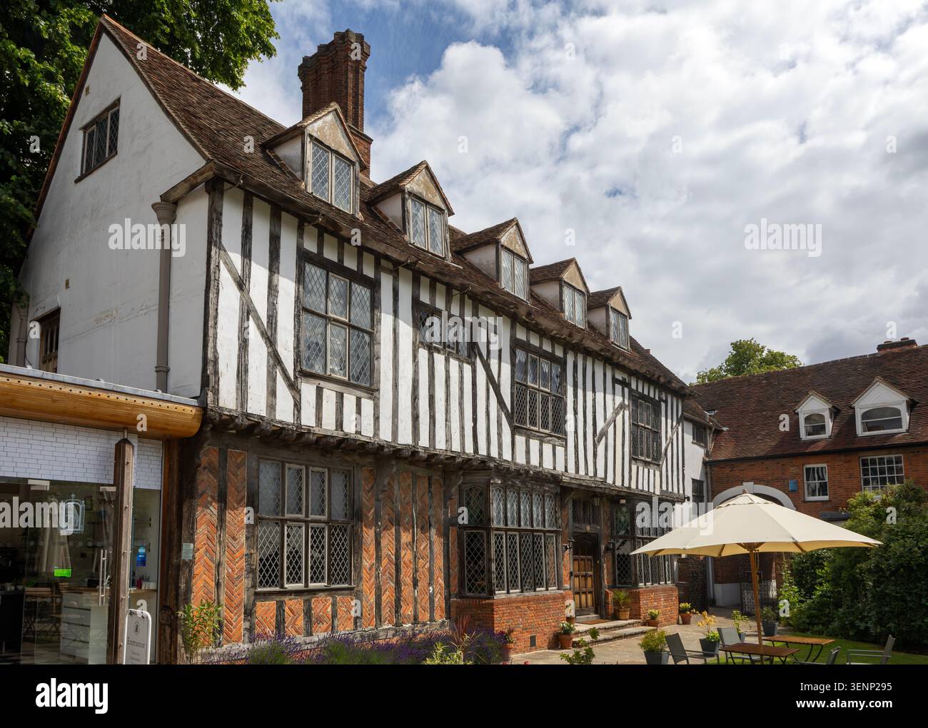 Tymperleys, storica casa mercantile Tudor, costruita nel 1490 nel centro della città di Colchester, Essex, Regno Unito Foto Stock
