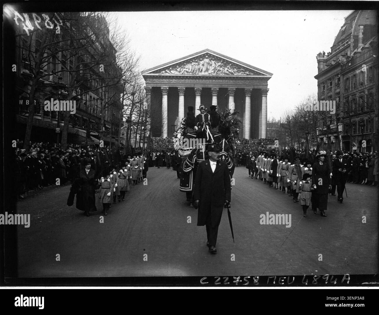 Il funerale di Sarah Bernhardt procede attraverso Rue Royale mentre i galleggianti carichi di fiori si muovono lungo la strada di Parigi durante il lutto cerimoniale del 1923 documentato in una fotografia della stampa. Foto Stock
