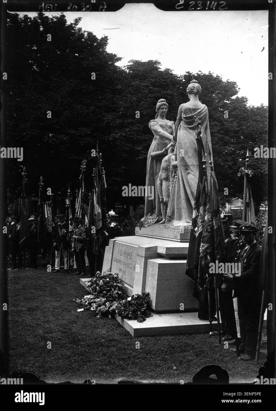 Un monumento circondato da bandiere appare nella vista del profilo in una fotografia stampata emessa da Agence Meurisse nel 1923. La fotografia monocromatica registra il monumento decorato e documenta un'esposizione commemorativa centrata sulla struttura. Foto Stock