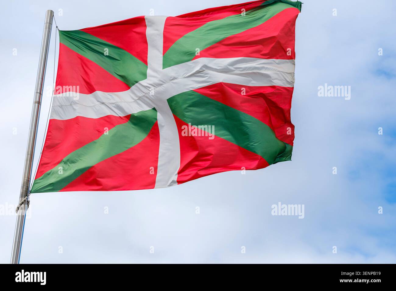 Le drapeau basque actuel se compose de trois couleurs distinctes. Le rouge représente le peuple basco. La croix Blanche simboleggia Dieu. La croix vert Foto Stock