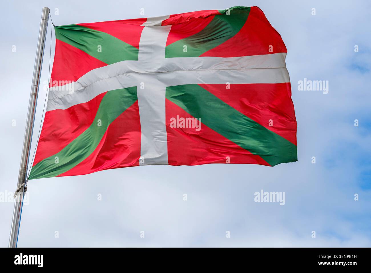 Le drapeau basque actuel se compose de trois couleurs distinctes. Le rouge représente le peuple basco. La croix Blanche simboleggia Dieu. La croix vert Foto Stock
