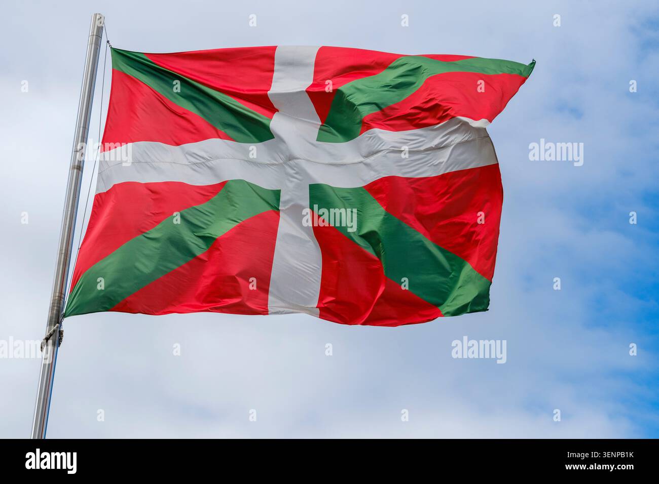 Le drapeau basque actuel se compose de trois couleurs distinctes. Le rouge représente le peuple basco. La croix Blanche simboleggia Dieu. La croix vert Foto Stock