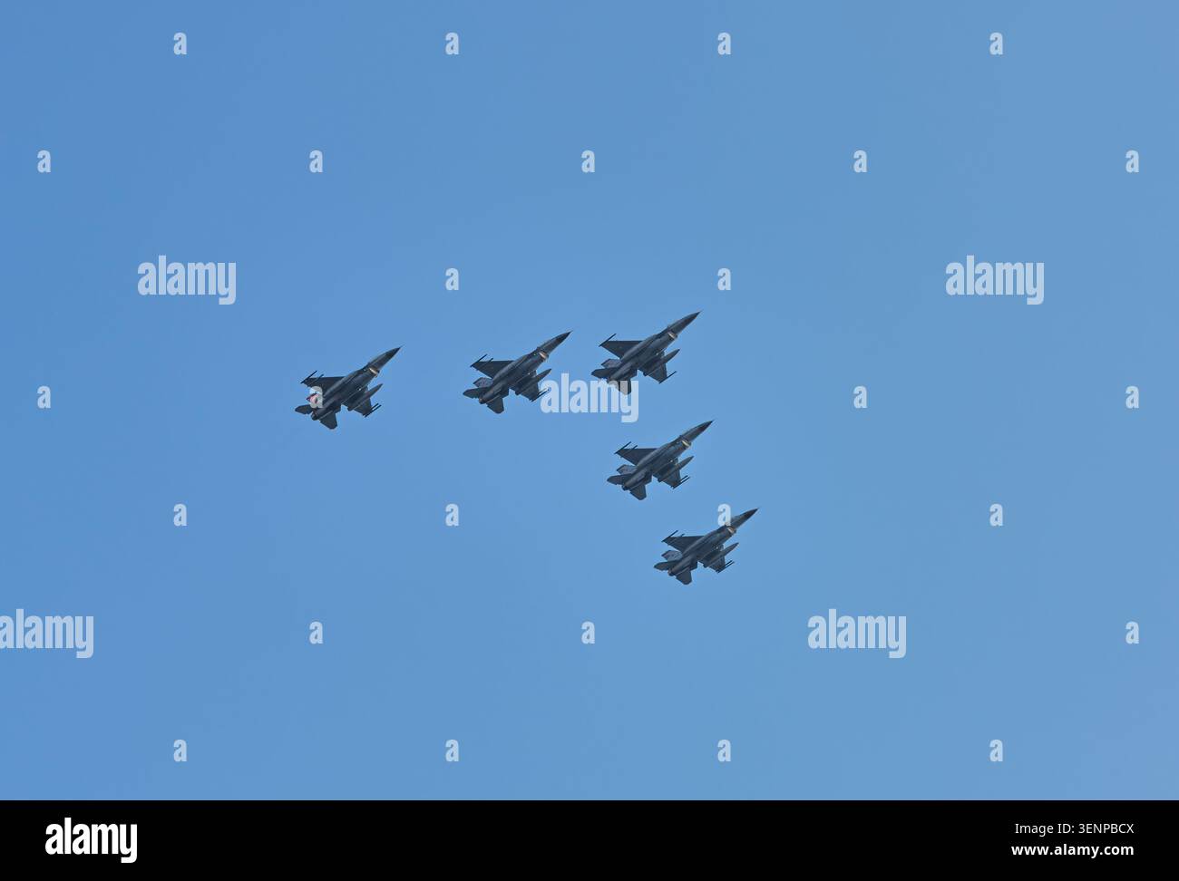 Cinque caccia turchi F-16 in stretta formazione contro un cielo azzurro chiaro durante la parata della vittoria a Baku, Azerbaigian, l'8 novembre 2025. Foto Stock