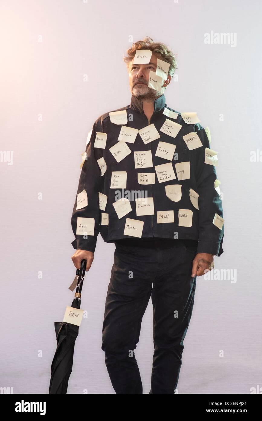 Il romanziere francese Barroux posa con l'ombrello coperto da Post-IT Notes con i nomi delle persone su di essi Foto Stock