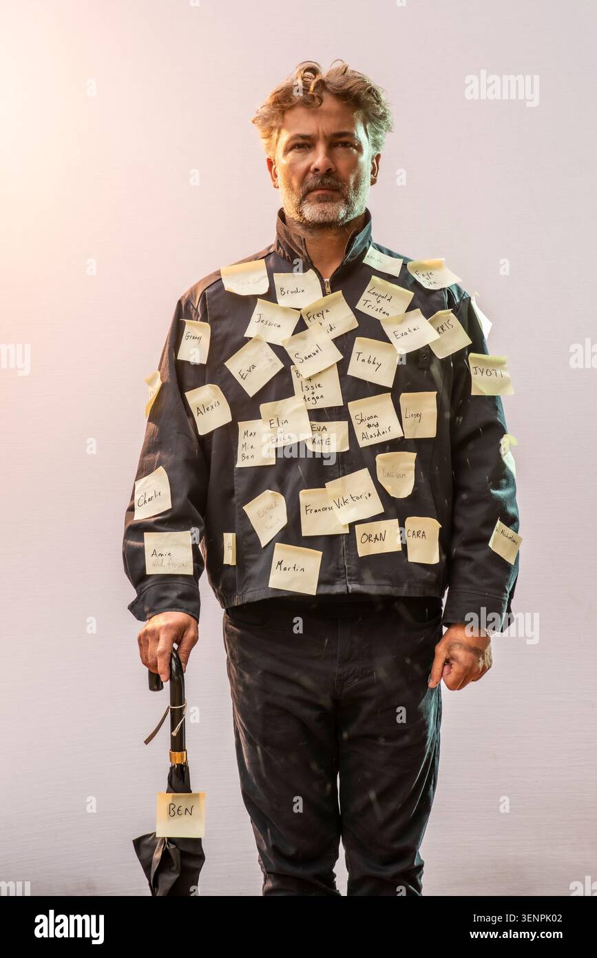 Il romanziere francese Barroux posa con l'ombrello coperto da Post-IT Notes con i nomi delle persone su di essi Foto Stock