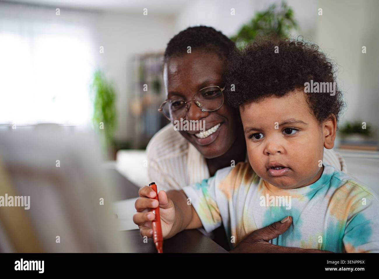Madre nera e bimbo che si uniscono a casa Foto Stock
