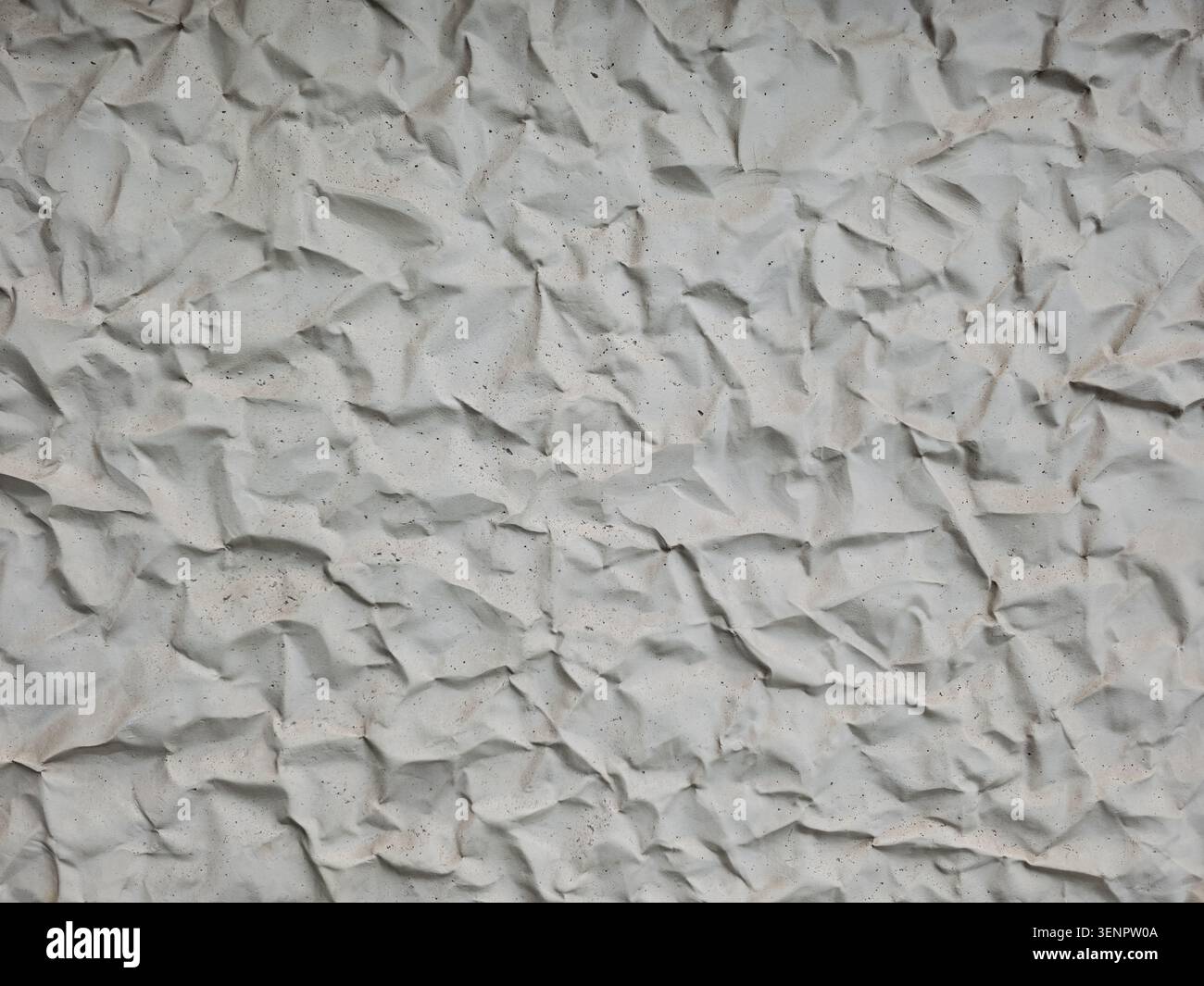 Struttura di sfondo astratta di carta bianca sgualcita o superficie in cemento grigio chiaro stropicciata con granuli sottili e pieghe affilate. Foto Stock