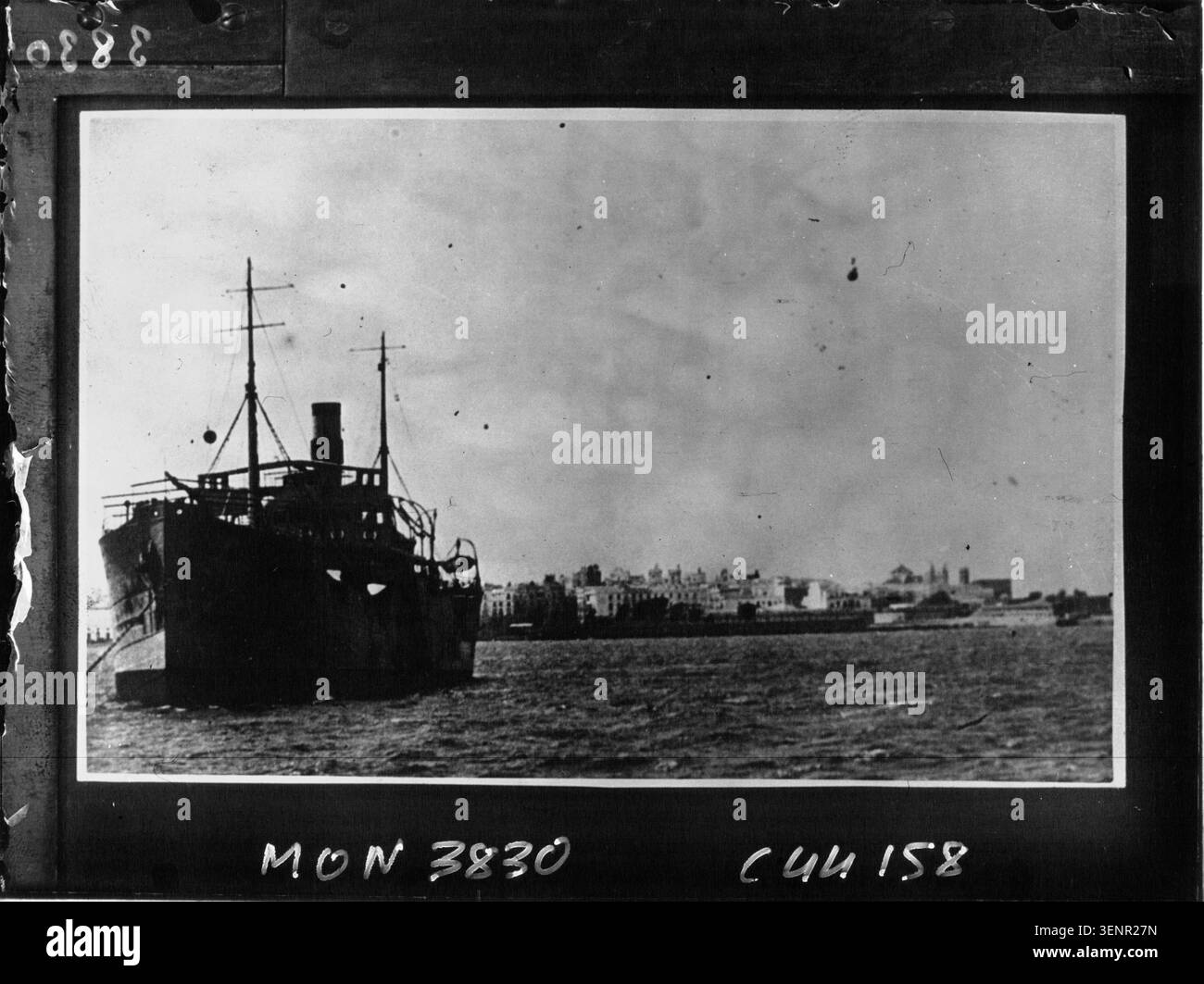 La barca Espana n° 5 attende i deportati a Cadice in questa fotografia stampa monocromatica del 1932 rilasciata da un'agenzia di stampa. L'immagine registra l'attività di trasporto marittimo connessa con il movimento della popolazione in Spagna durante il periodo tra le due guerre. Foto Stock