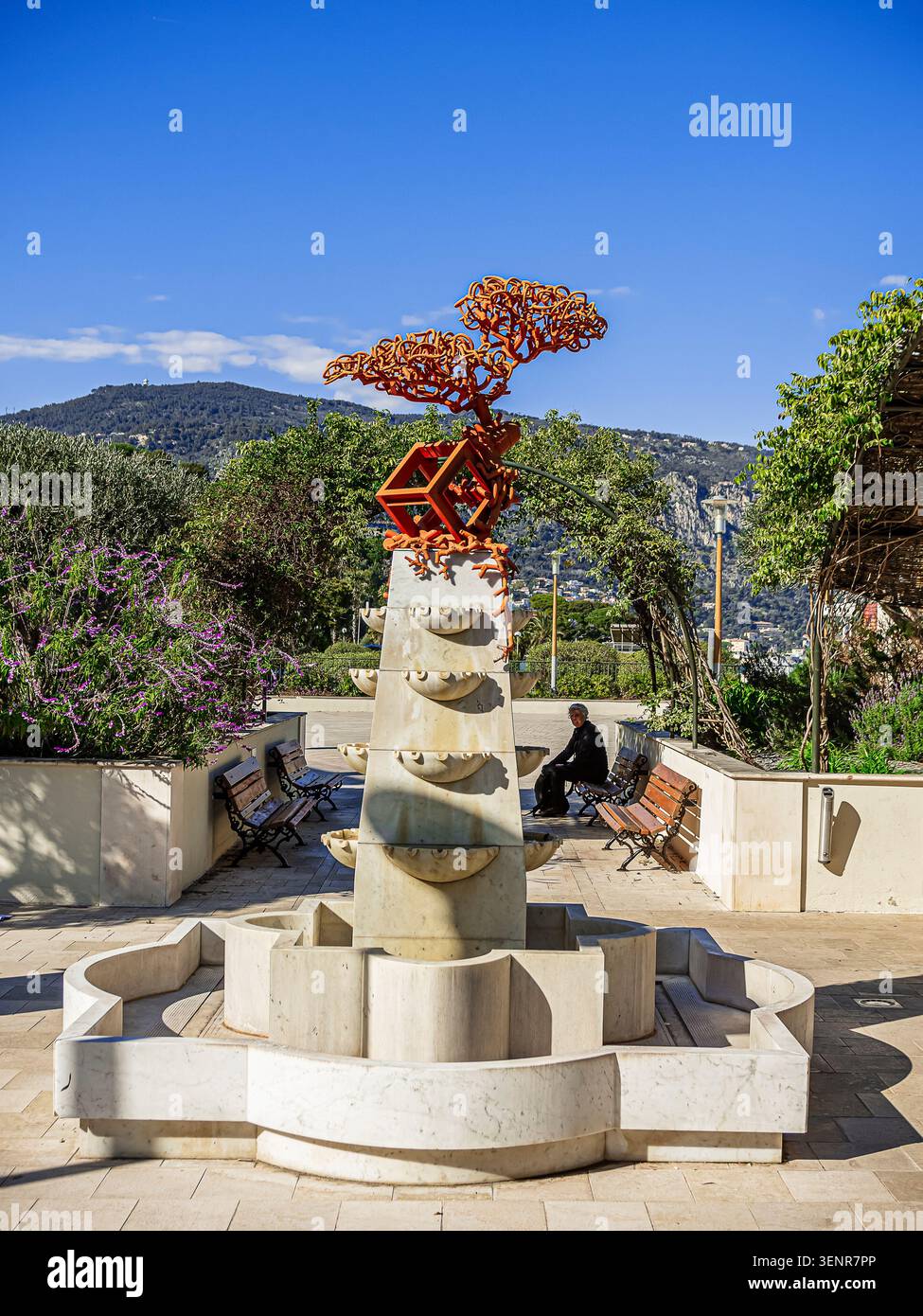 Un'area relax con un'installazione artistica sul lungomare di Saint Jean Cap Ferrat Foto Stock