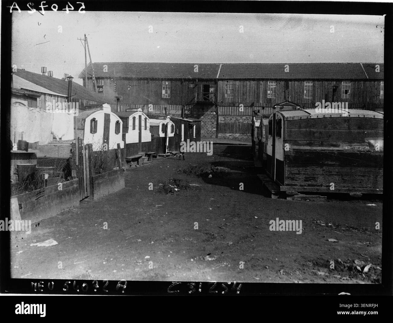 L'insediamento di chiatte a Villeneuve la Garenne appare nel 1928; la fotografia della stampa registra le barche e le abitazioni lungo il fiume associate ai trasporti e alle comunità lavoratrici. Foto Stock
