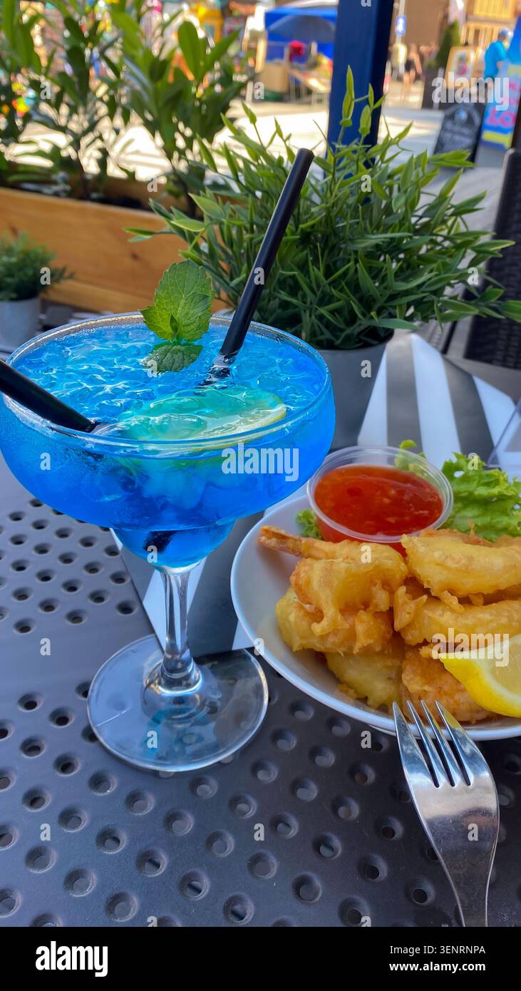 Cocktail Blue Margarita con gamberi fritti e salsa al peperoncino dolce Foto Stock