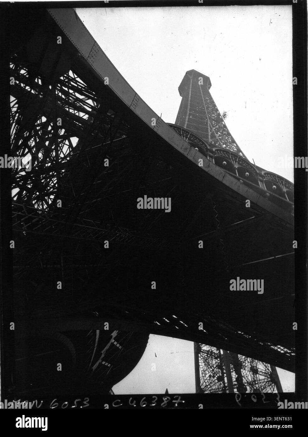 Tre vedute della Torre Eiffel appaiono in una fotografia del 1932 che mostra prospettive distorte. La stampa monocromatica in gelatina d'argento registra esperimenti artistici con angoli e inquadrature a Parigi. Foto Stock