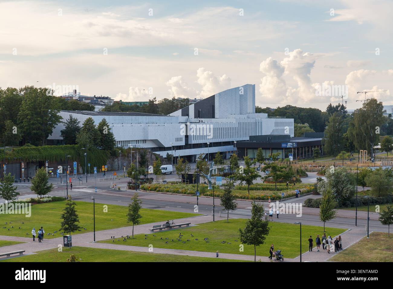 HELSINKI, FINLANDIA - 11 AGOSTO 2025: Vista panoramica di un grande e moderno edificio culturale bianco con parco verde circostante in estate. Foto Stock
