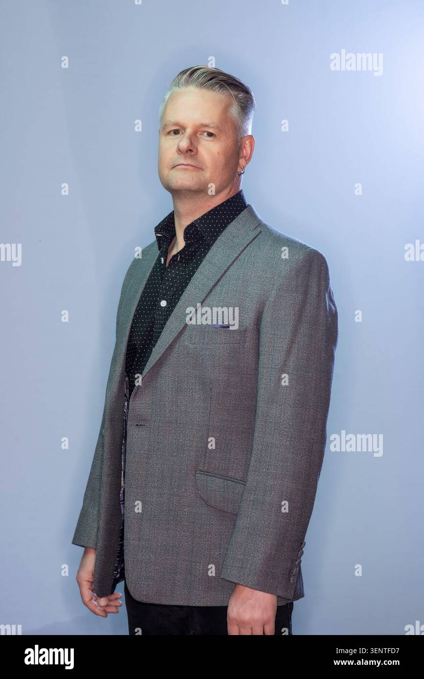 Ritratto di Vic Galloway, presentatore di una giacca intelligente con camicia nera Foto Stock