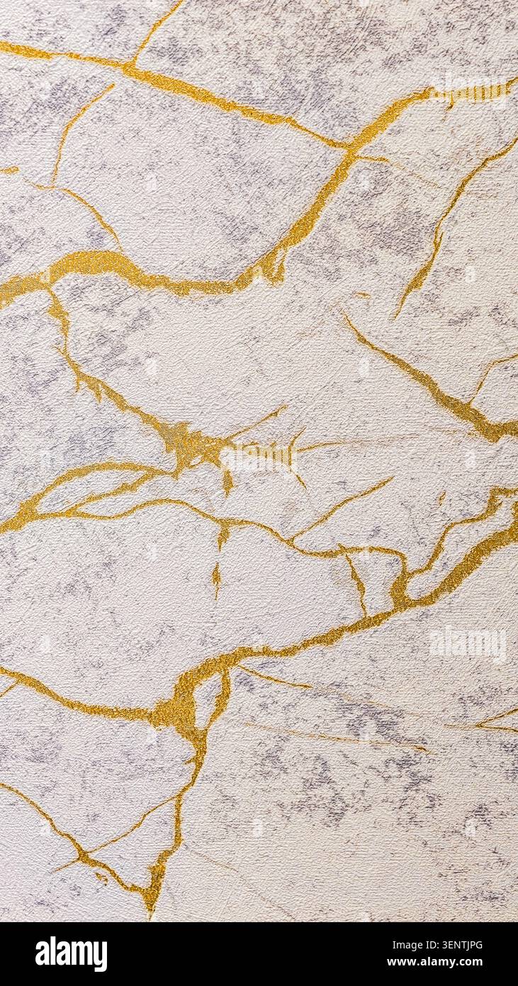 Lussuosa struttura in marmo con eleganti venature dorate su una superficie bianca e grigio chiaro. Sfondo verticale 8K premium per sfondi per smartphone Foto Stock