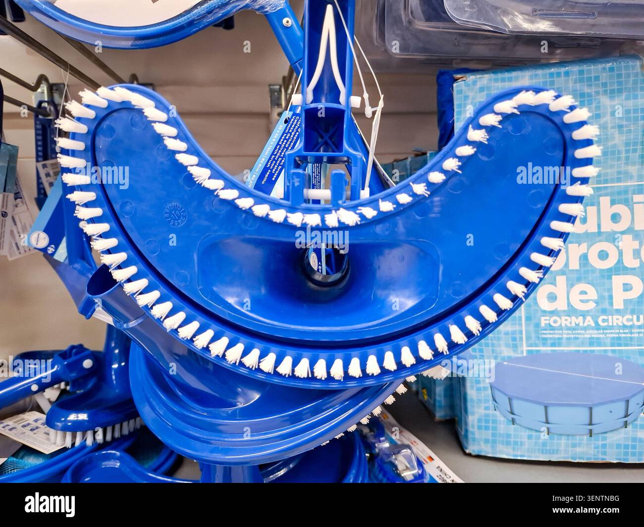 DENIA, SPAGNA - 24 gennaio 2026. Una spazzola di pulizia per piscine in plastica blu è mostrata in una sezione di vendita al dettaglio di un supermercato in Spagna. Fa parte dell'estate Foto Stock