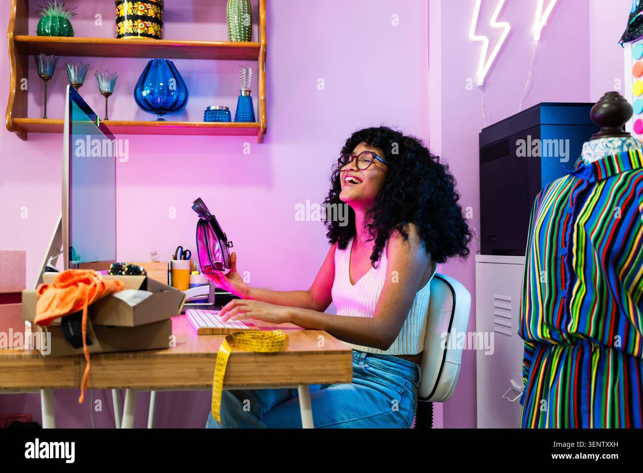 Bella giovane donna ispanica che gestisce la sua attività di e-commerce di abbigliamento domestico da casa - imprenditrice femminile possiede un negozio online, Concepts Foto Stock