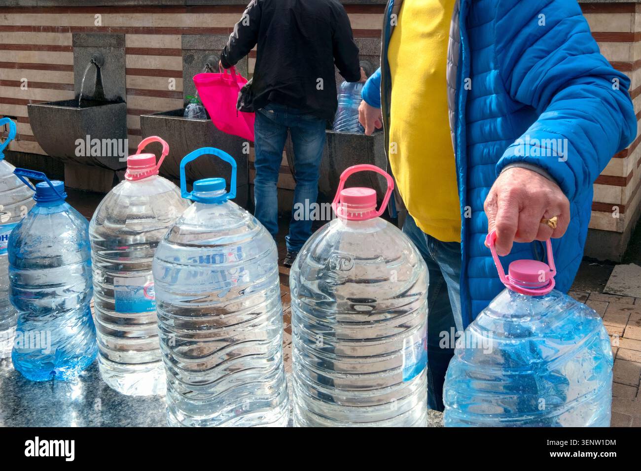 Riempire le bottiglie con acqua minerale gratuita, Sofia, Bulgaria, i Balcani, Europa dell'Est Foto Stock
