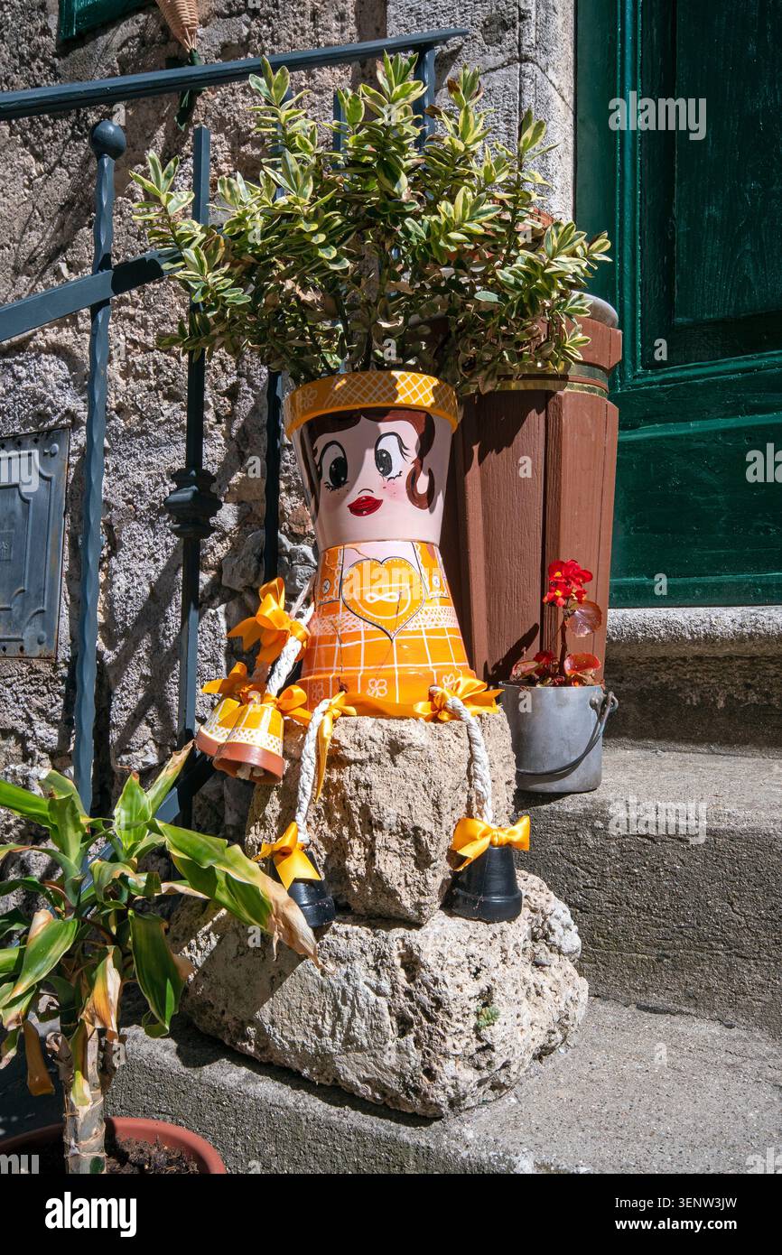 Vaso di fiori decorato nel villaggio di Jenne, nella valle del fiume Aniene, nel Parco regionale dei Monti Simbruini, nel Lazio, in Italia Foto Stock