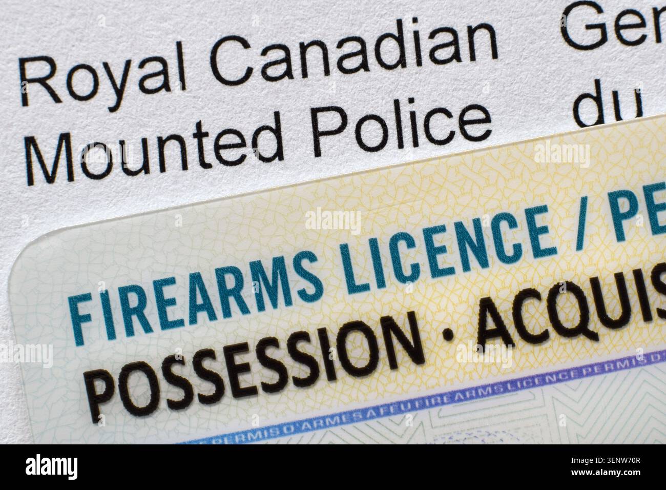 Vista ravvicinata di una carta canadese di licenza d'arma da fuoco rilasciata dalla Royal Canadian Mounted Police, che mostra solo una sezione parziale della CA di identificazione Foto Stock