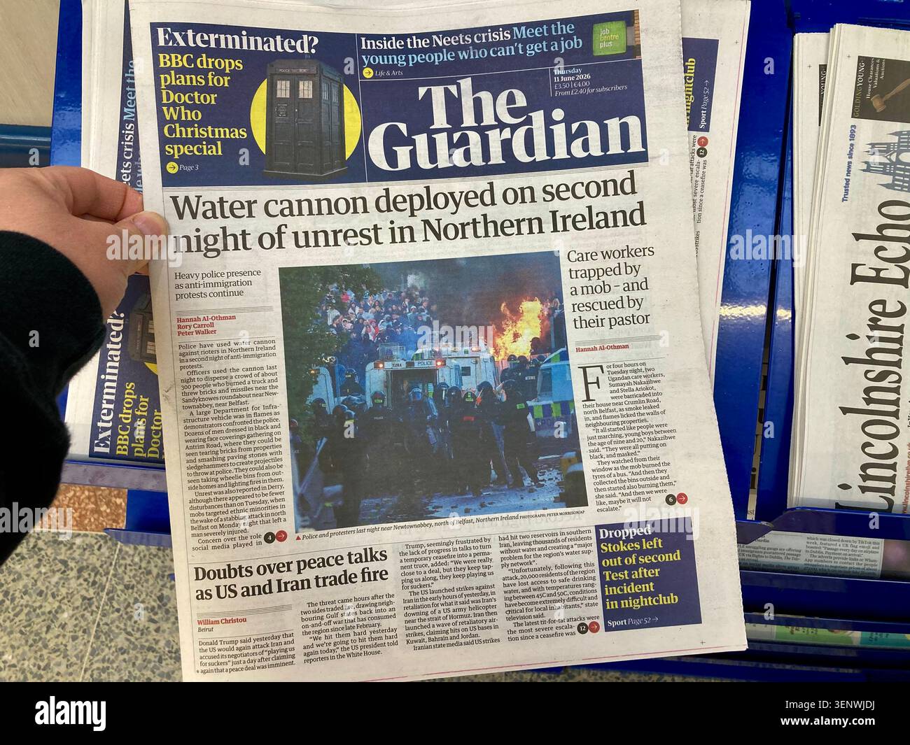 Un giornale britannico riferisce che la seconda notte di disordini in Irlanda del Nord, dopo l'attacco dei coltelli di Belfast, era una crisi di confine Foto Stock