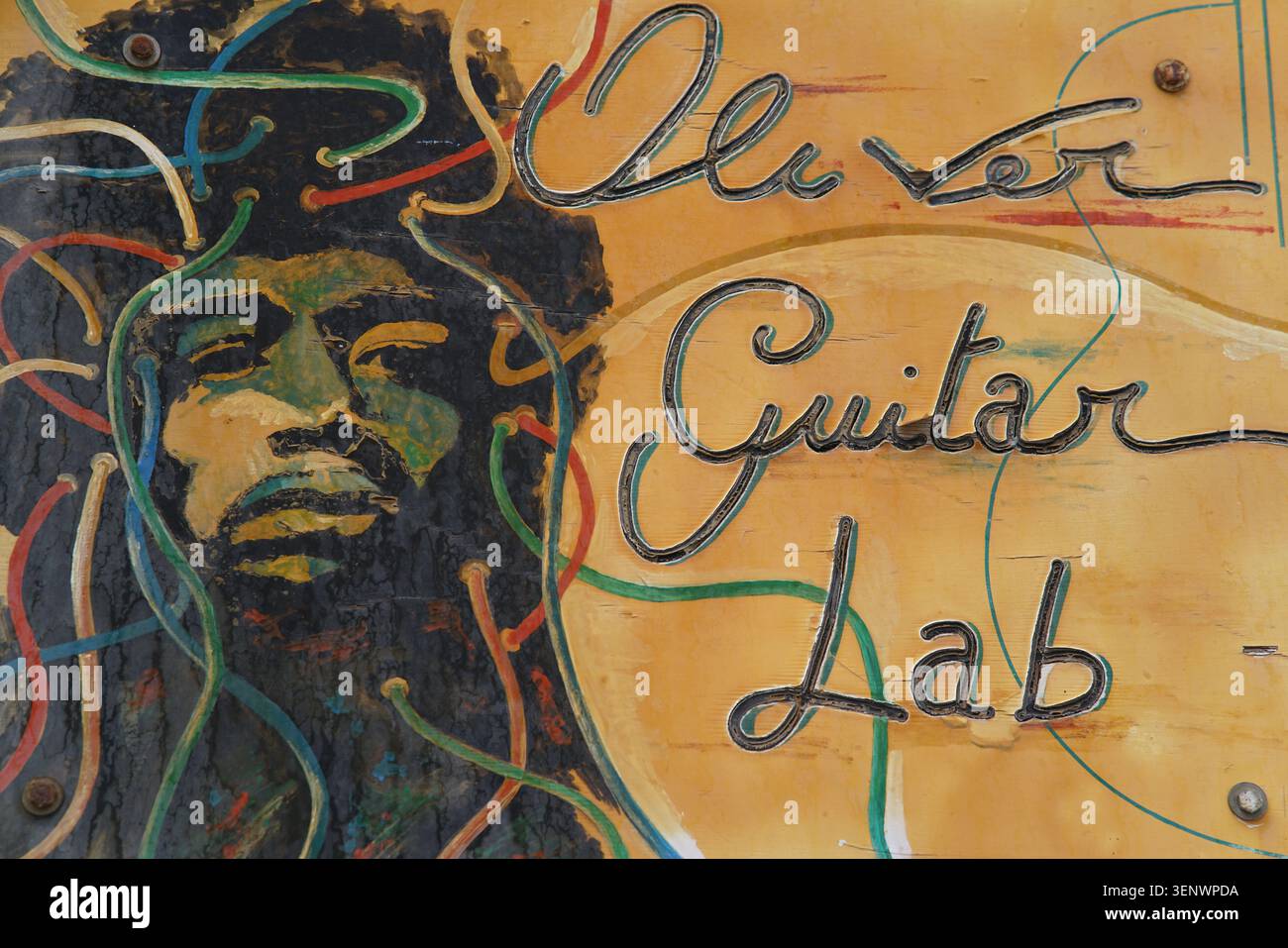 Oliver Guitar Lab insegna dipinta con ritratto a Scilla, Calabria, Italia, Street art locale. Foto Stock