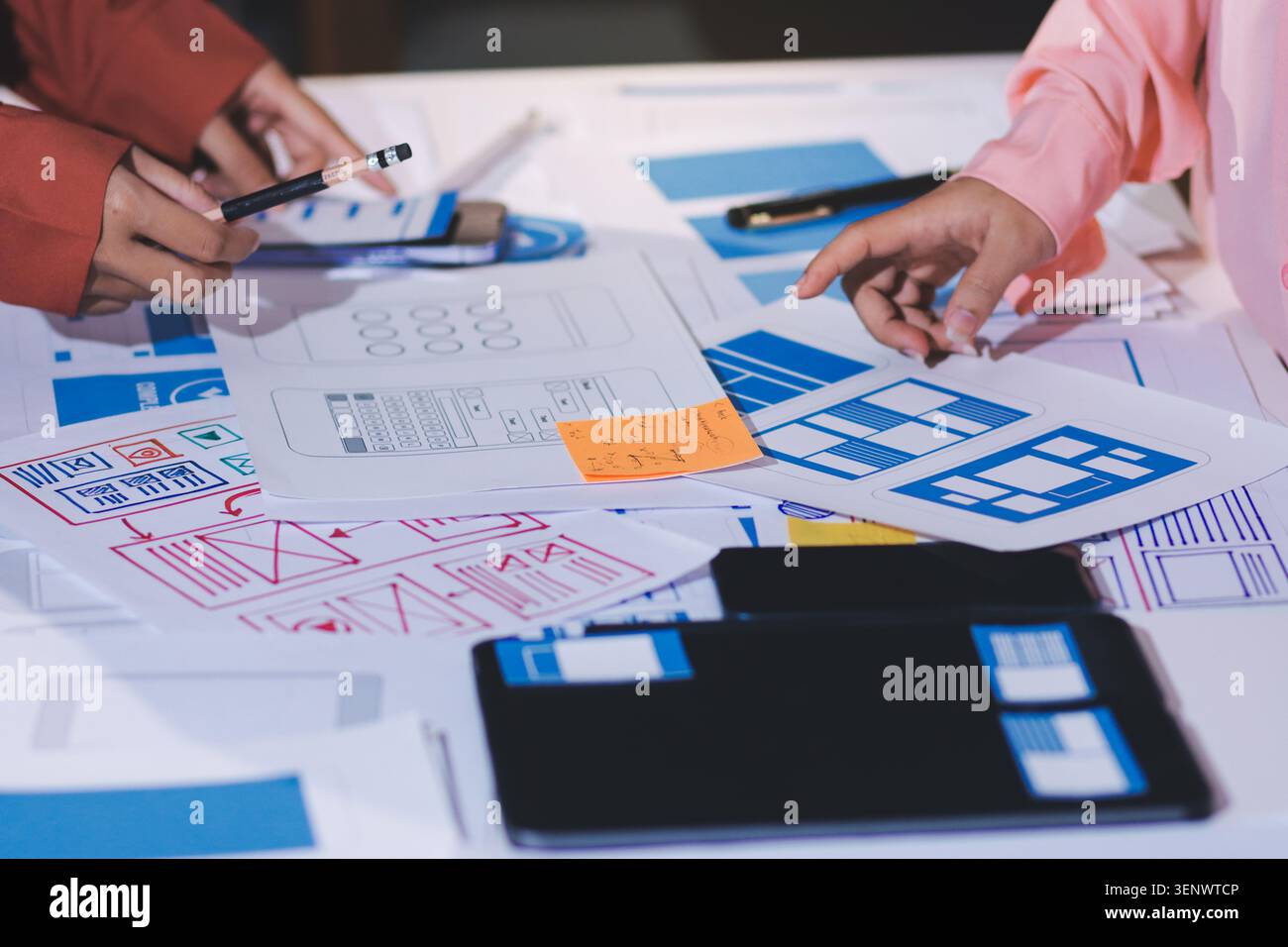 Il team di UI UX Web designer sta lavorando insieme per sviluppare siti Web mobili reattivi con anteprime di UI UX front end designer Foto Stock