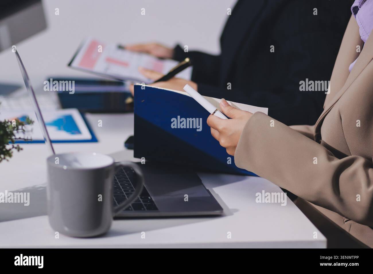 Contabili che elaborano documenti finanziari e imposte, gestiscono la finanza aziendale in un ufficio moderno. Audit e tasse aziendali Foto Stock
