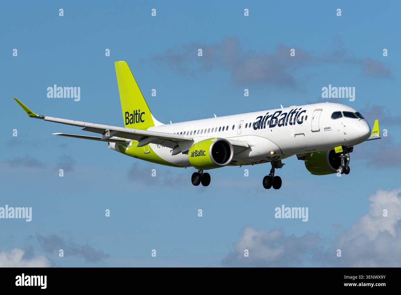 Lettone AirBaltic Airbus A220-300 con registrazione YL-ABQ in finale breve per la pista 18R (Polderbaan) dell'aeroporto Schiphol di Amsterdam Foto Stock