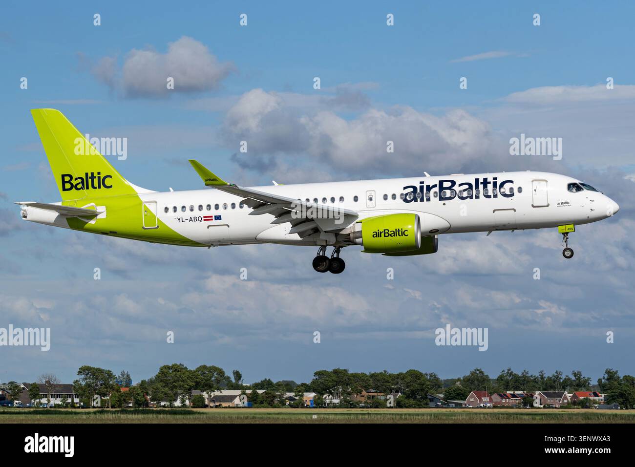 Lettone AirBaltic Airbus A220-300 con registrazione YL-ABQ in finale breve per la pista 18R (Polderbaan) dell'aeroporto Schiphol di Amsterdam Foto Stock