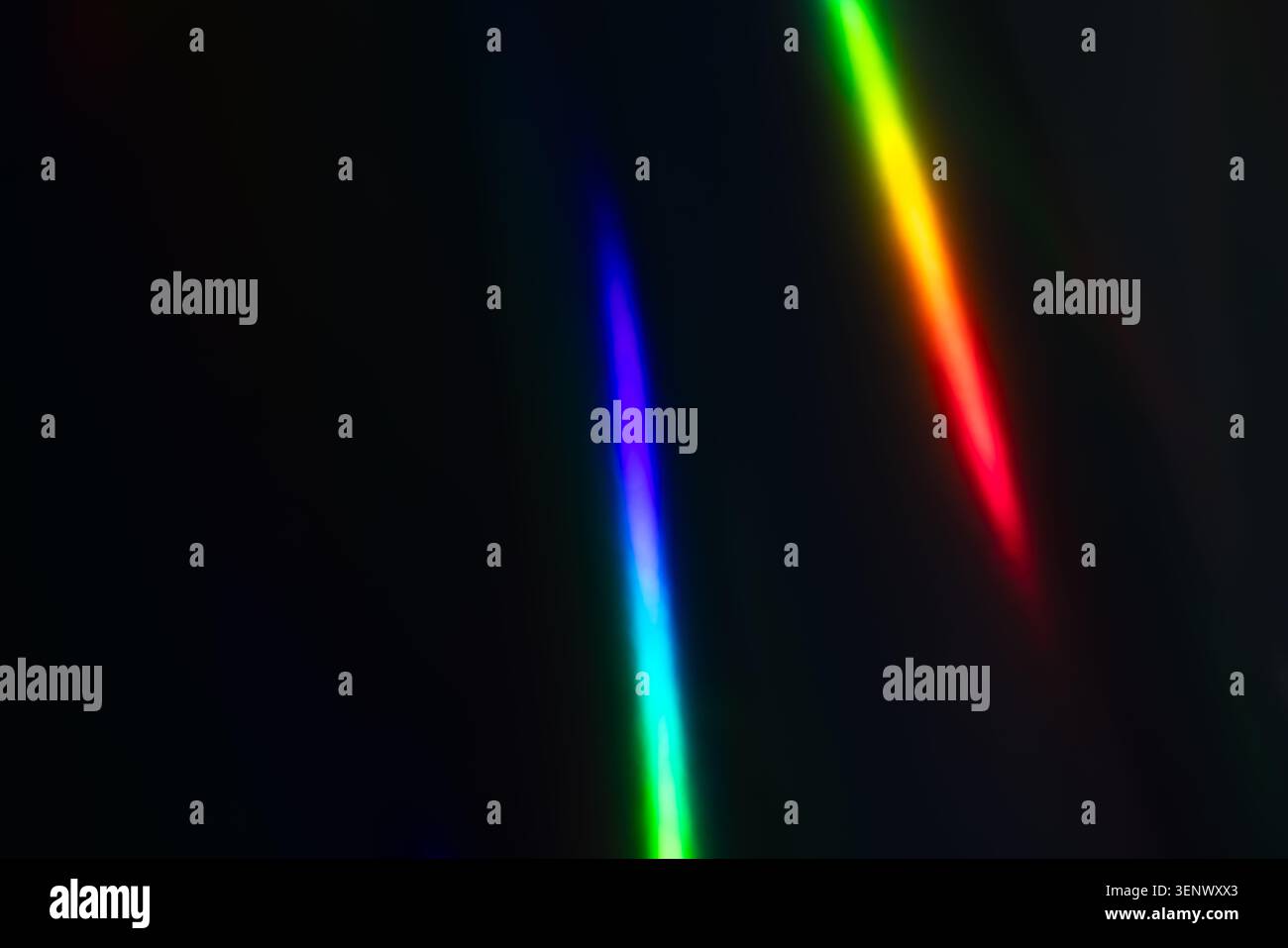 Perdite di luce arcobaleno astratta su sfondo scuro - spettro vibrante in movimento Foto Stock