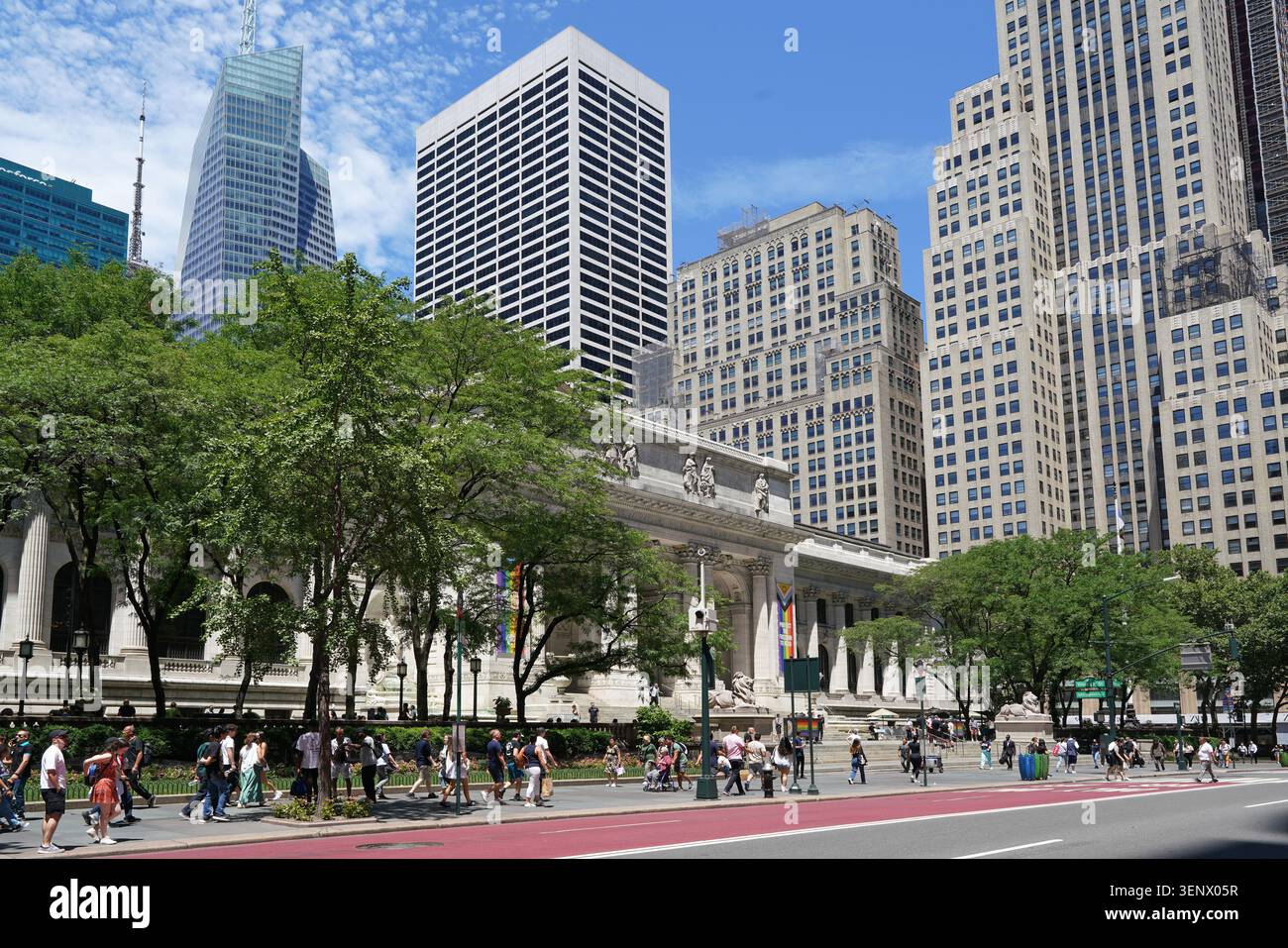 Marciapiede affollato di fronte al ramo principale della New York Public Library sulla Fifth Avenue Foto Stock