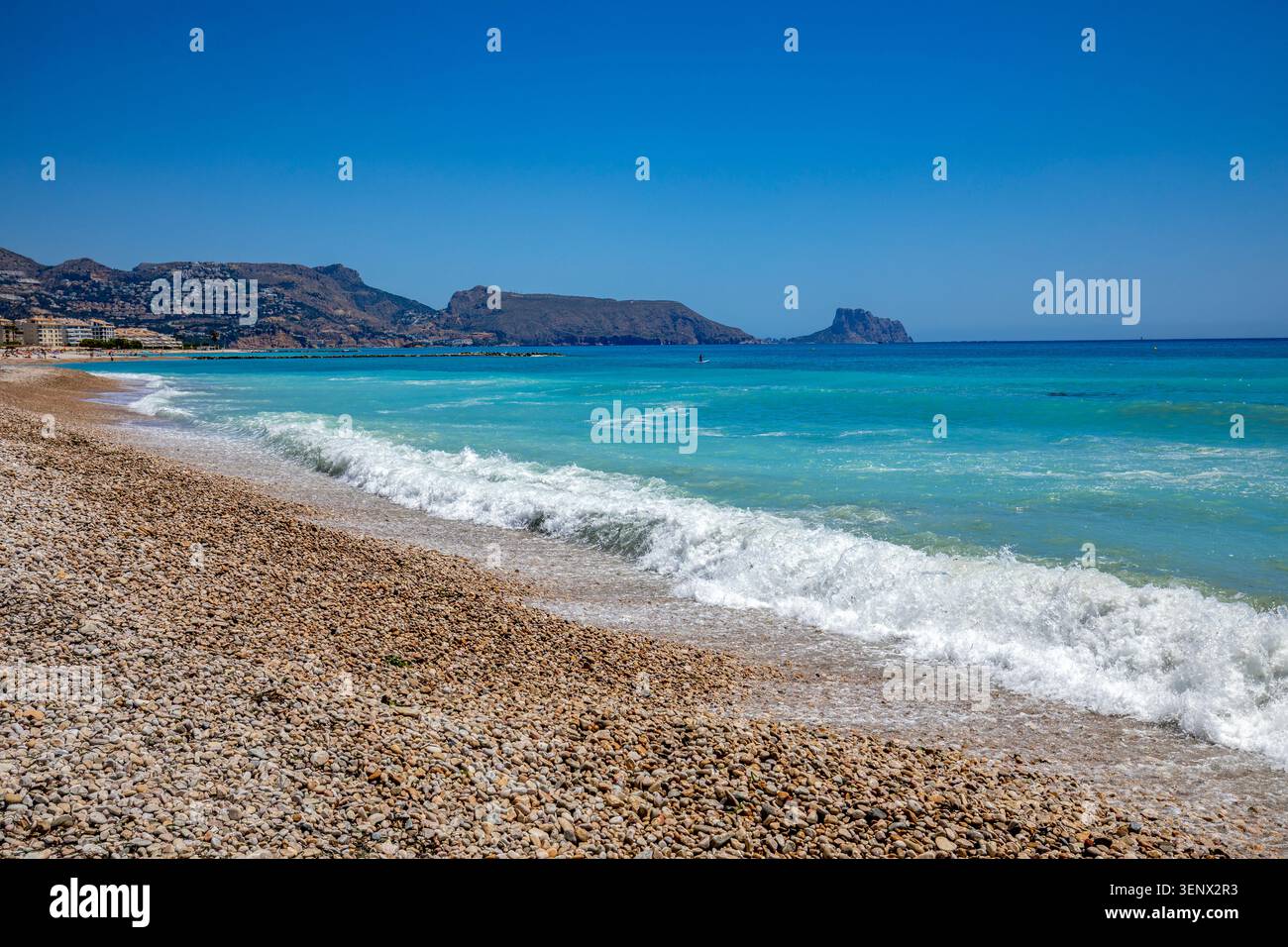 La spiaggia nella città di Altea ad Alicante, Comunità Valenciana, Spagna, con le sue acque turchesi in estate Foto Stock