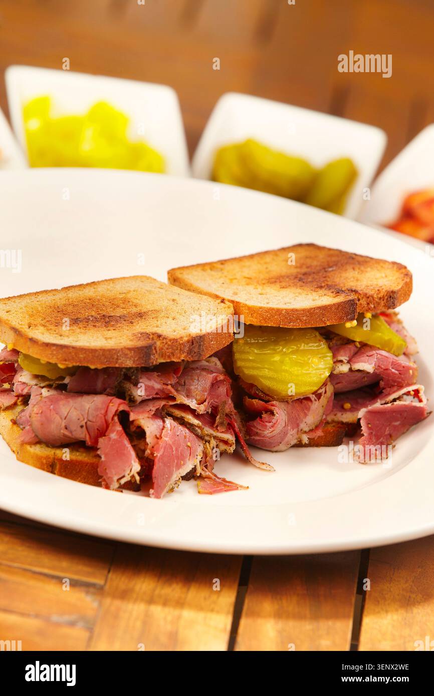 Delizioso panino al pane croccante con pasta di pane Foto Stock
