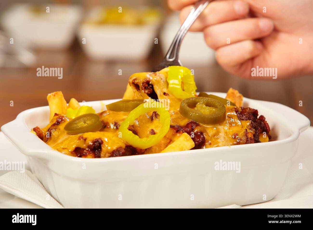 Patatine fritte di peperoncino tritate, salsa al peperoncino, cheddar e jalapenos Foto Stock