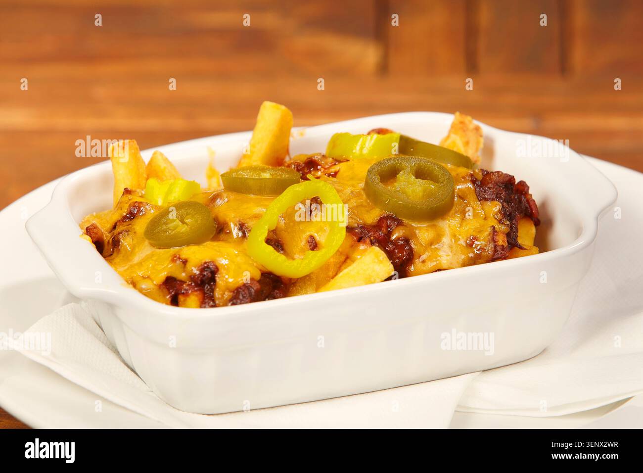 Patatine fritte di peperoncino tritate, salsa al peperoncino, cheddar e jalapenos Foto Stock
