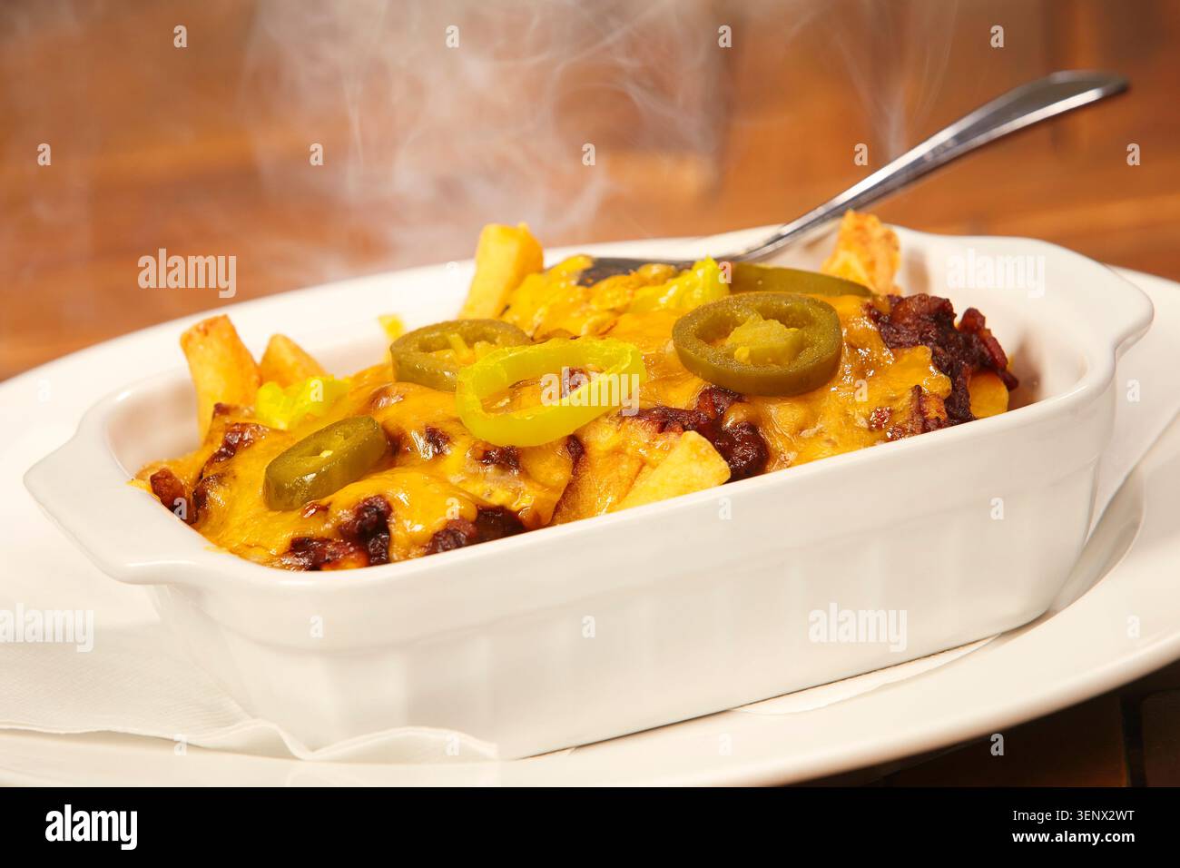 Patatine fritte di peperoncino tritate, salsa al peperoncino, cheddar e jalapenos Foto Stock
