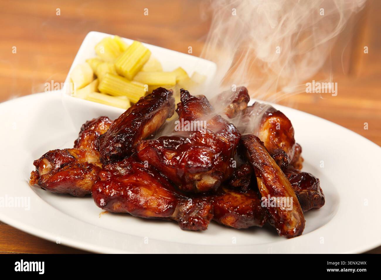 Ali di pollo marinato alla griglia e affumicato Foto Stock