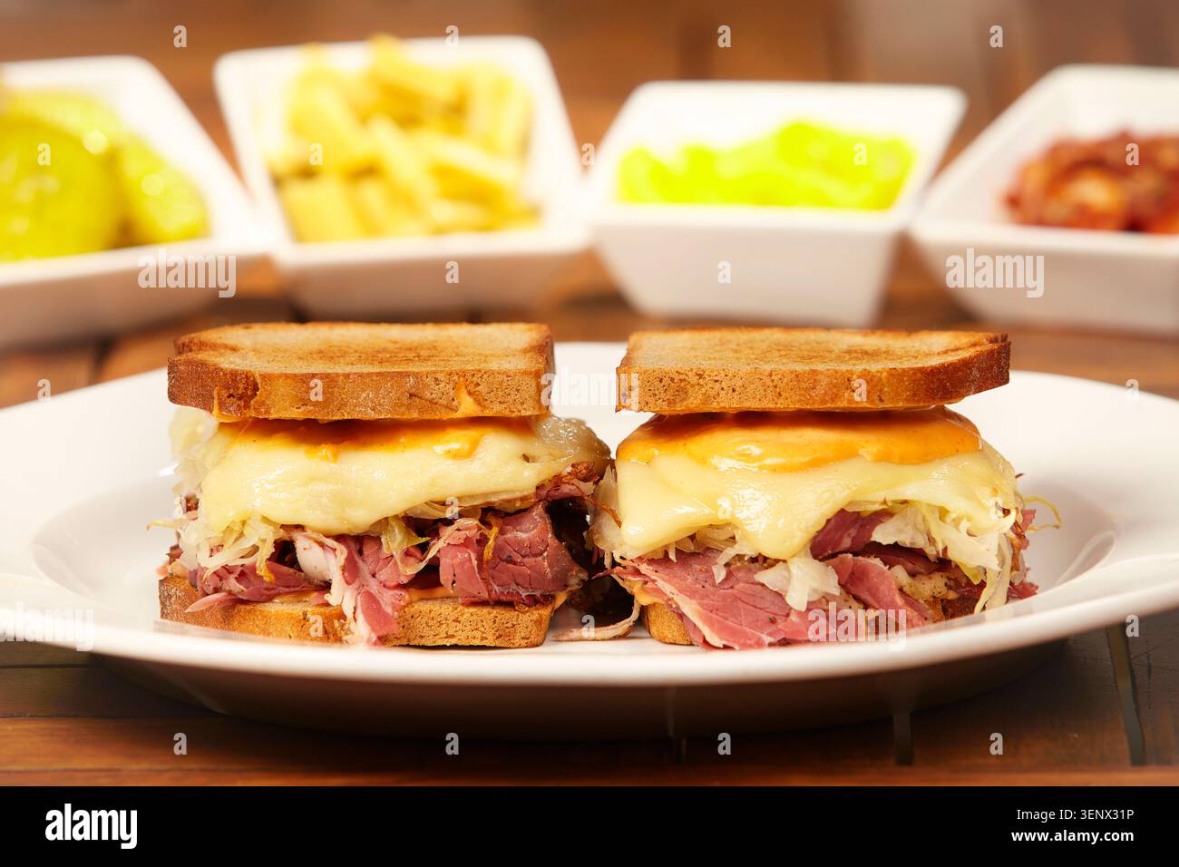 Gustoso panino con fave reuben in pane croccante Foto Stock