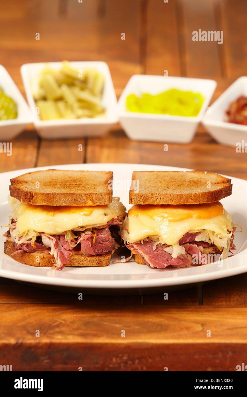 Gustoso panino con fave reuben in pane croccante Foto Stock