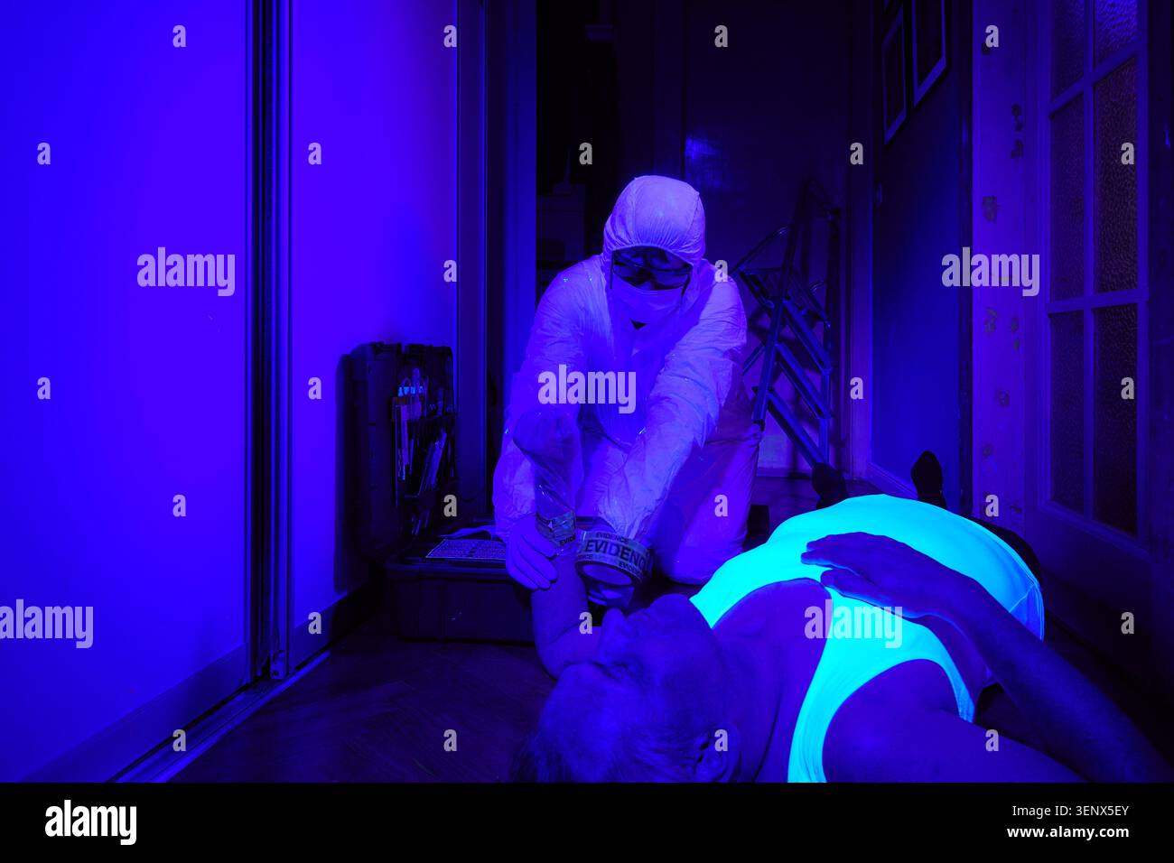 Luogo di controllo della morte insolita dell'uomo in luce ultravioletta Foto Stock